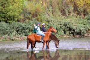 paseo a caballo sobre el rio maipo