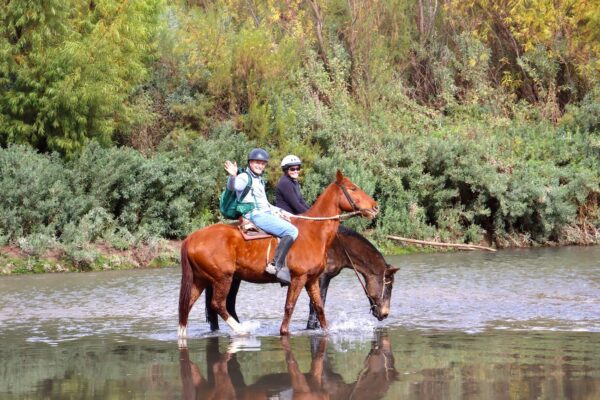 paseo a caballo sobre el rio maipo